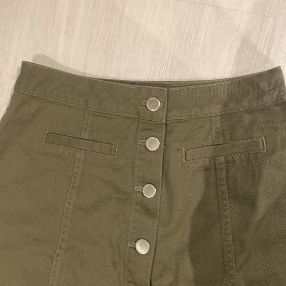 Green H&M skirt is a US and Canada size 2. Brand new, never worn - Picture 3 of 5